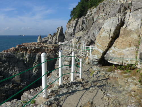 一方灯台の東側は、切り立った岩場の上に出られる細い道があります。