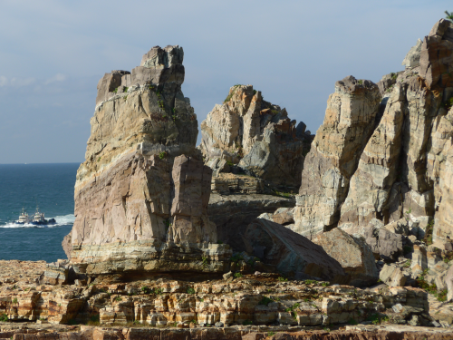 奇岩の数々は、遠くから見るときと印象が異なり、重量感があります。