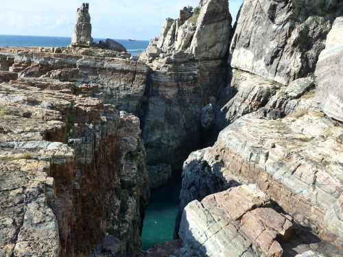 崖の下に見える、海の深い緑色がとても印象的でした。
