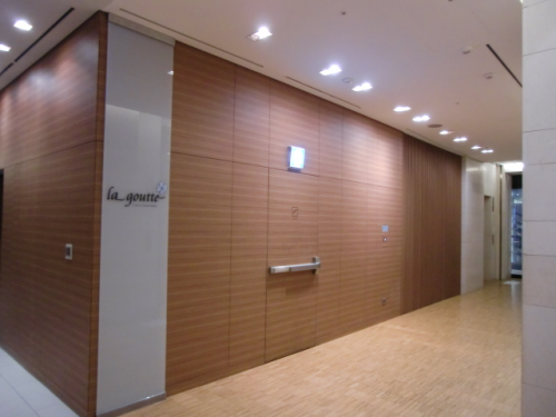 この文字が小さいから・・・。ここを右奥の突き当たりがレストラン。