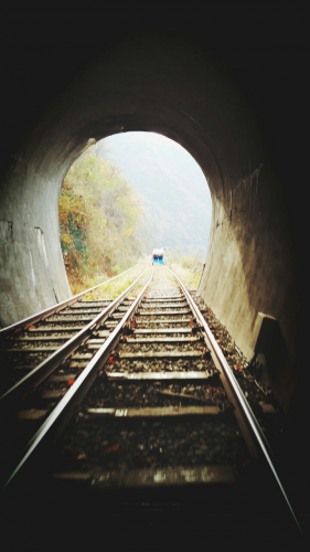 トンネルをくぐってみえる紅葉