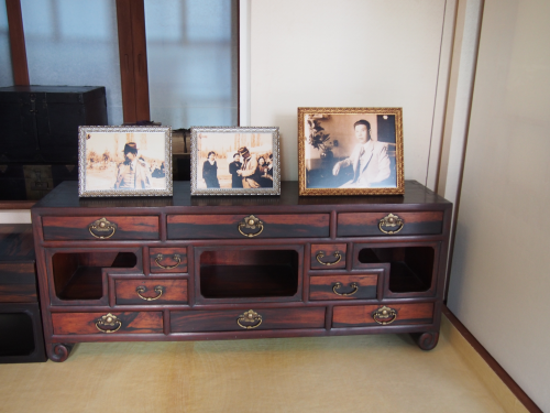 先生の写真。　ふたりの思い出を胸に　語る言葉もなく　つのるわが想い…。