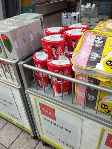 リモナ赤缶が積まれています