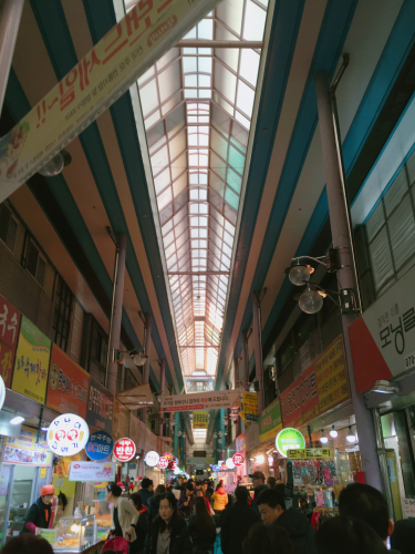 まっすぐ続く市場