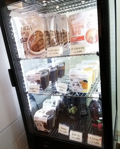 冷蔵ケースには茶やキムチ類