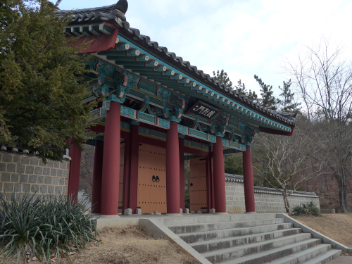 三忠祠は入口から近いところにありました。