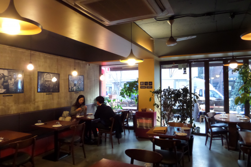 お店は落ち着いた高級レストランの雰囲気がありステキ