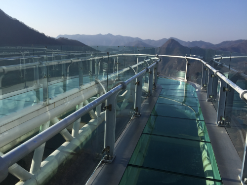 下が透けていて、足がすくみます～