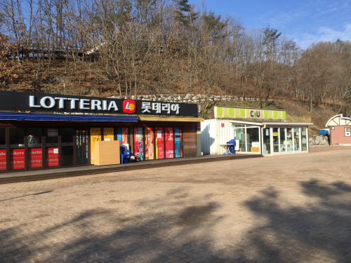 コンビニもロッテリアもやっていませんでした…