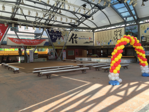 五日市の日にはここで伝統公演が開催されます