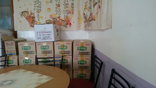 乾麺の箱がどっさり