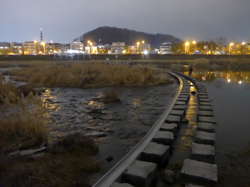 川を渡る飛び石の道がありました。（儒城温泉側）