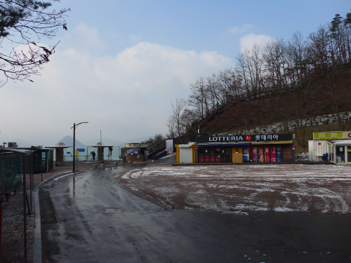 左奥にスカイウォークへの入口があります。雪が降っていたせいか、靴カバーは不要でした。