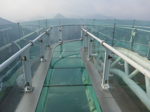 スカイウォークはなかなかの絶景ですが、高いところが苦手な方は進めなくなってしまうかも…