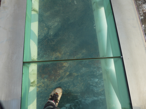 ガラスの下は深い谷です。