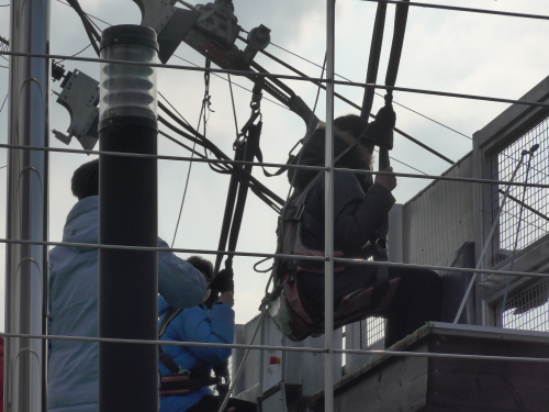 私の前に2人の少年が降りていきました。