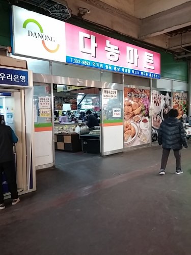 入口は市場内にあり