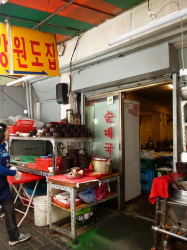 店の入口　手前に看板ハルモニがいらっしゃいます。