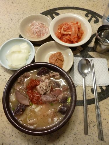 はじめから赤い調味料が乗ってきました。