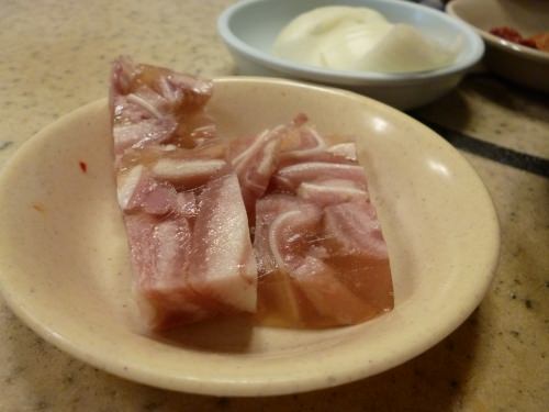 豚肉のにこごりが出てきました。酒の肴にぴったりです。