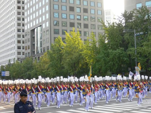 一糸乱れぬ陸士の隊列。2013年「国軍の日」徒歩行進。