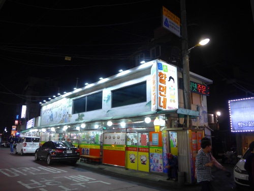 照明がかなり明るく、遠くからでも目立つ店舗