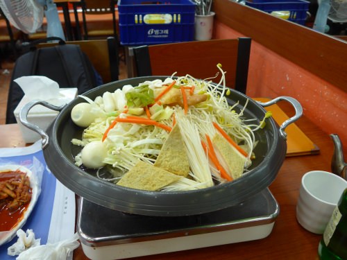 こちらはチーズトッポッキ、煮込んでいくと味噌煮のような色味になりました。こちらは15,000ウォン