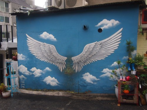 花階段下の天使の羽はありました