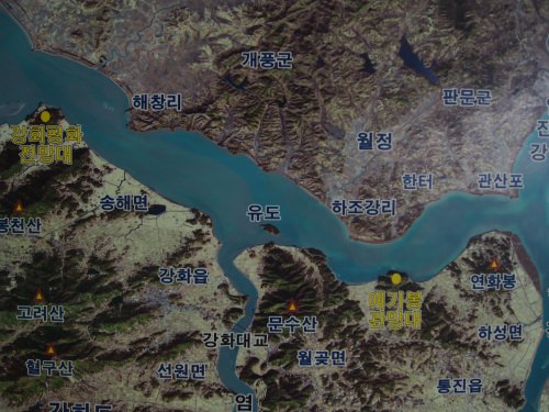 地図を見ると、ほんと近い。泳いで渡れそうな距離だ。