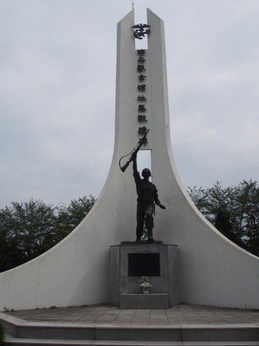 海兵隊の記念塔のようだ。似たようなものをどこかで見たような気がする。