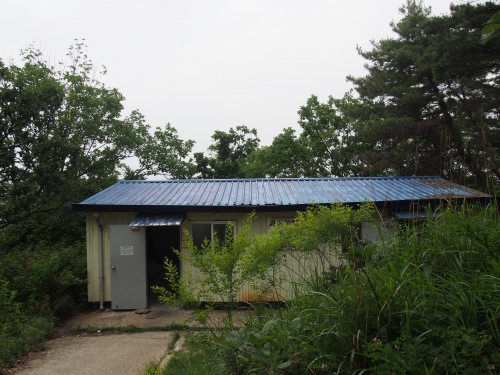 トイレの写真で恐縮です。ここの窓から北朝鮮が見えるからすごい。ということは北朝鮮からも見られているのだろうか。しかし、においがきつい。目がチカチカしそうだった。