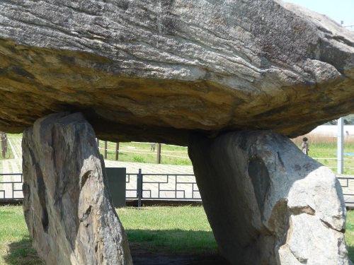 支えている岩は、かなり傾いていました。