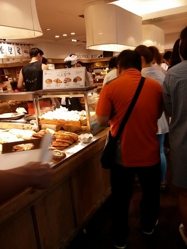 地元民＆国内旅行者で盛況