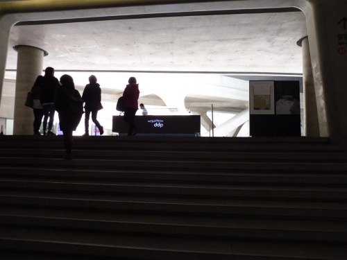 駅出口から直接DDPへ入りました