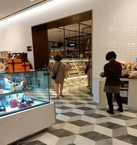 モンシュシュの向かいに位置