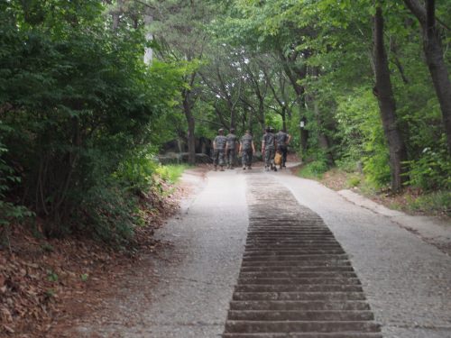 この道を登って行く。前を兵隊が歩いている。