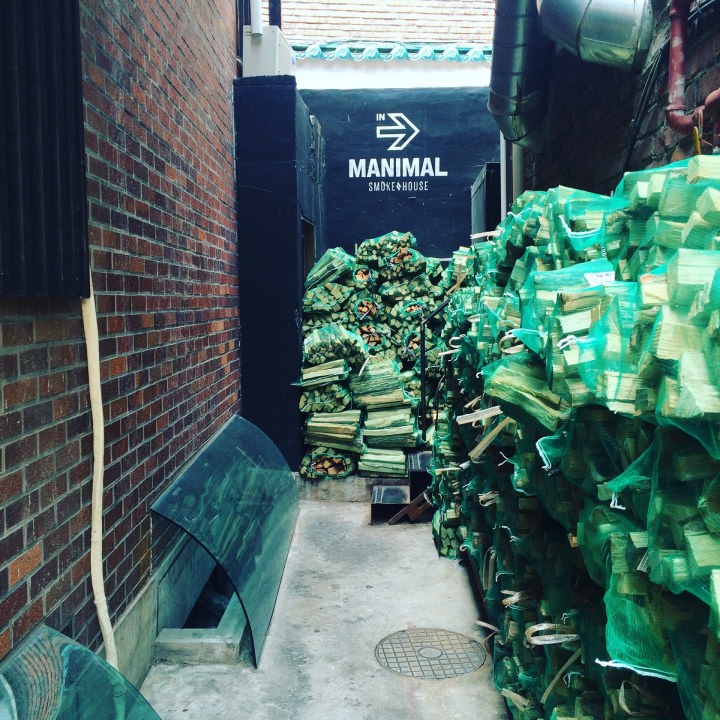 細い路地の奥にあります。