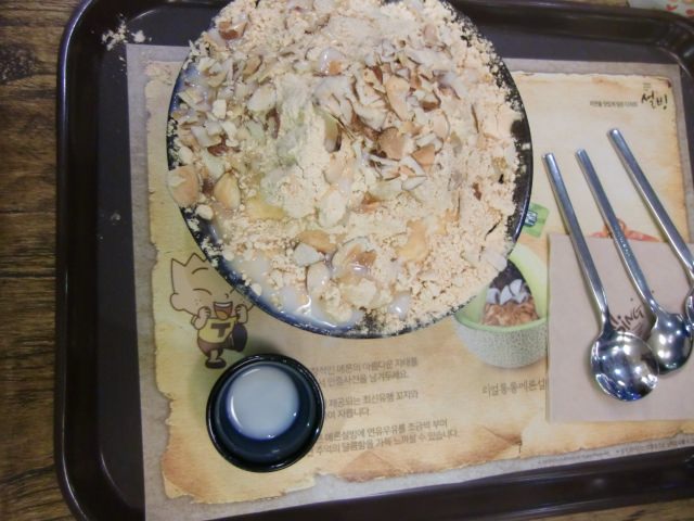 きな粉に練乳をかけてから食べます。甘すぎず美味しい。