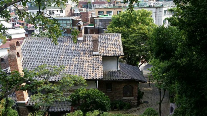 裏山から入口を見る