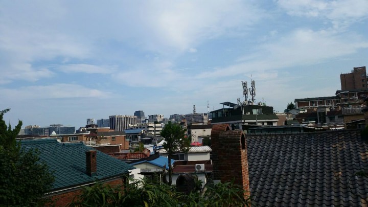 展望台からソウルタワー、鍾路タワーが見える