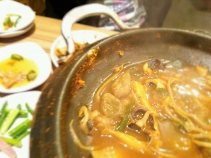 鍋の左端にあるのが謎の物体。噛んだら中からプチューと液体が出て来てコリコリ硬い物が残って・・・。魚介類なのか何かの実なのか？？