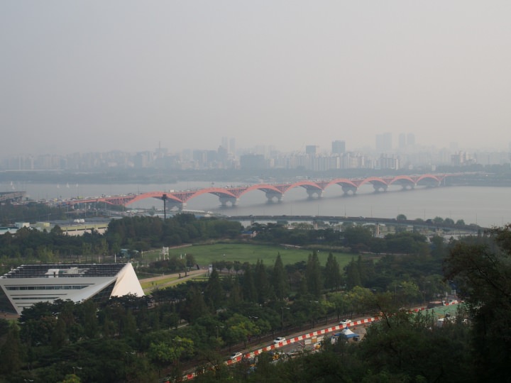 漢江。ちょっと霞んでいる。