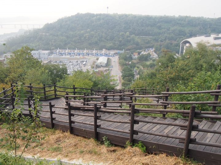 この階段を下りてノウル公園に行く。