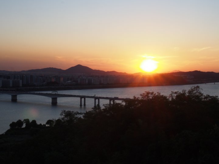 ノウル公園からの夕日。日没まで1時間以上ある。歩き疲れたので退散することに。写真は昨年9月17日撮影。