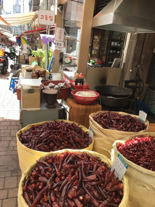 ノニョンの駅から近いです。入口付近の唐辛子やさん