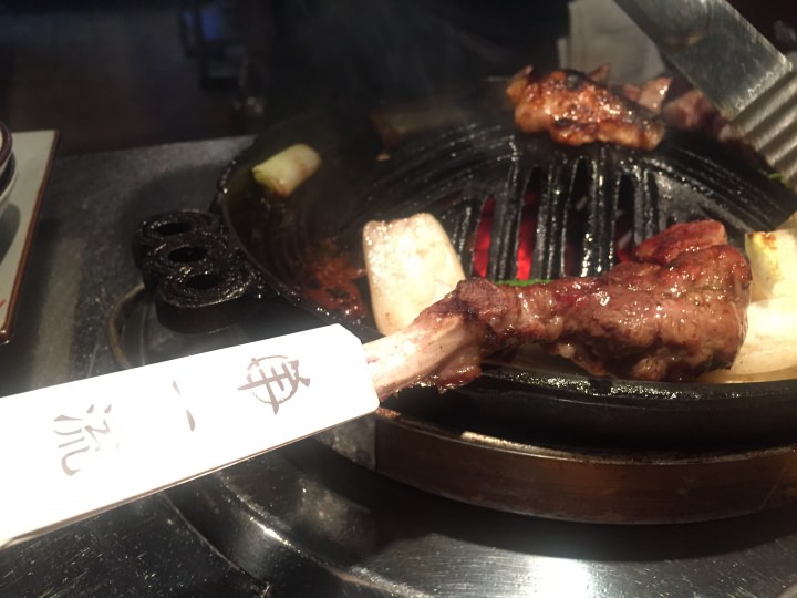 焼けたラムチョップ