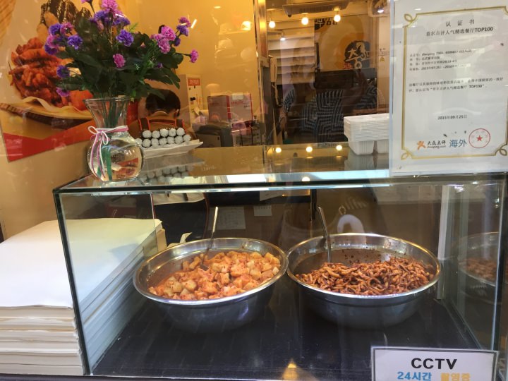 お店の入口にはイカとカクテキ!