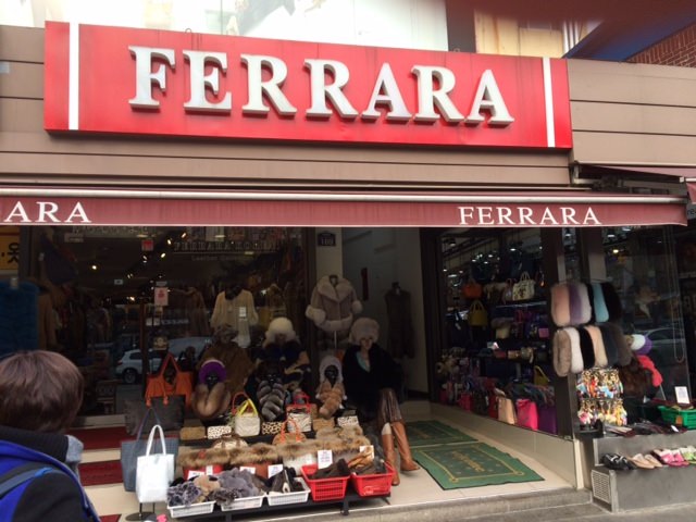 今は改装したのでお店がちょっと違いますが、赤で目立つ看板です