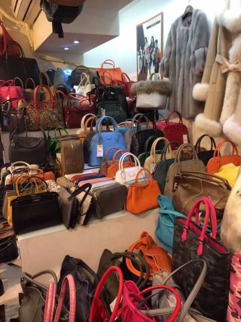 店内の鞄たち