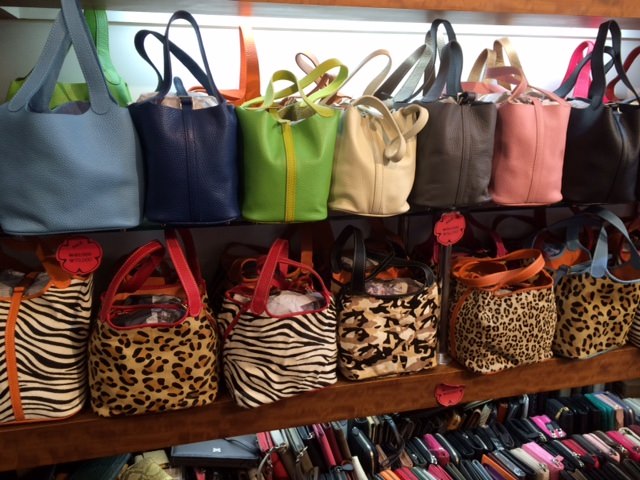 店内の鞄たち